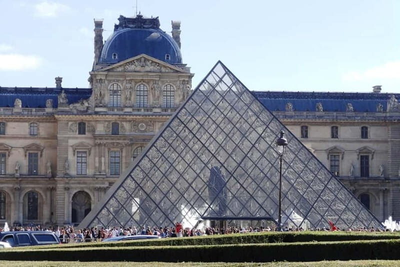 German private Walking Tour through Montmartre & Passages - Beyond the crowds: how the tour keeps Montmartre interesting