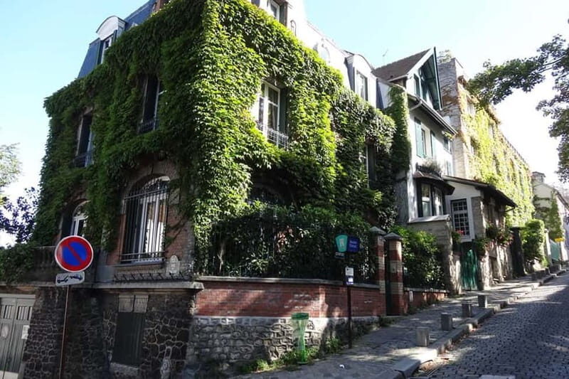 German private Walking Tour through Montmartre & Passages - Grands Boulevards and older boulevard viewpoints
