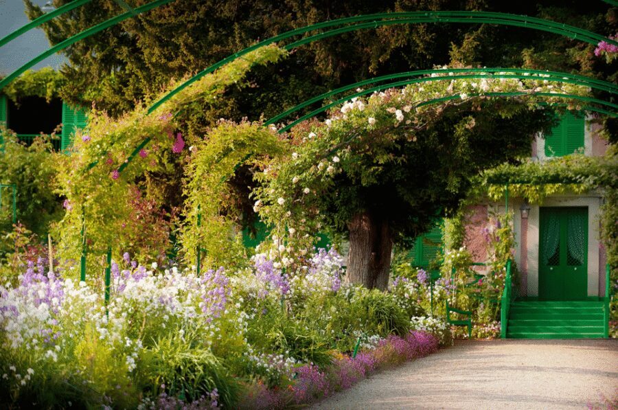 Giverny: Monet's House & Gardens Private Guided Tour +Ticket - Finding 84 Rue Claude Monet without stress