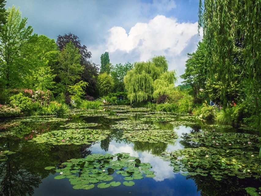 Giverny Private Guided Walking Tour - Monet’s House: context that makes the garden make sense