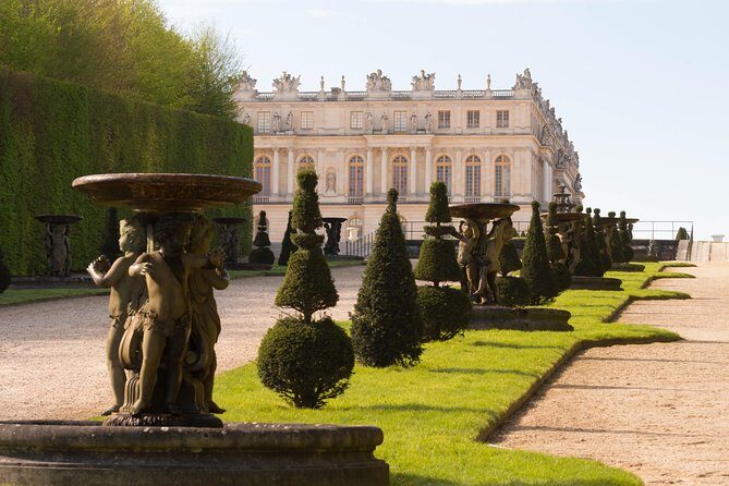 Giverny & Versailles Private Day Tour with Lunch from Paris - Lunch at Le Moulin de Fourges: A Real Break in the Day