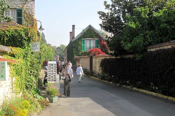 Guided tour Monet's house and gardens/small group - The lily ponds and seasonal blooms: where the guide earns their fee
