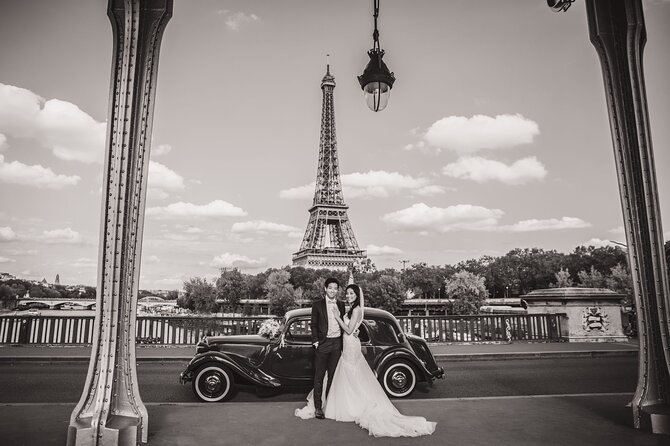 Guided tour of Paris in Citroën Traction Avant or DS 21 - Eiffel Tower stop: a taste, not a full visit