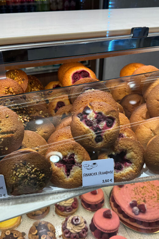 Guided Tour of Pastries in the Latin Quarter in Paris - Getting oriented at Odéon: the green umbrella and the walking rhythm