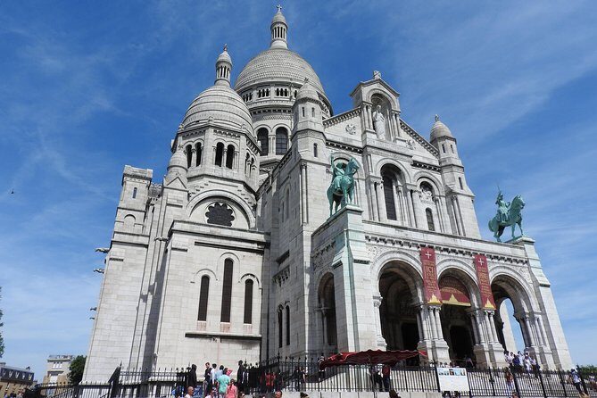 Guided Tour of Sacré-Coeur and Montmartre - Place du Tertre: how to enjoy the painter square without getting swept up