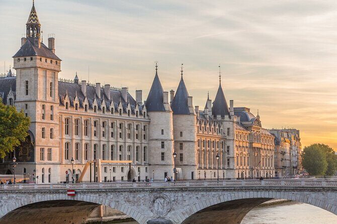 Historic Heart of Paris: Île de la Cité Walking Tour - Starting at Place de l’Hôtel-de-Ville: a smart way to get your bearings