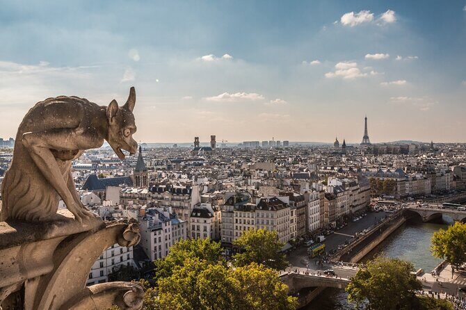 Historic Heart of Paris: Île de la Cité Walking Tour - Shakespeare and Company: why a bookstore stop fits this cathedral walk