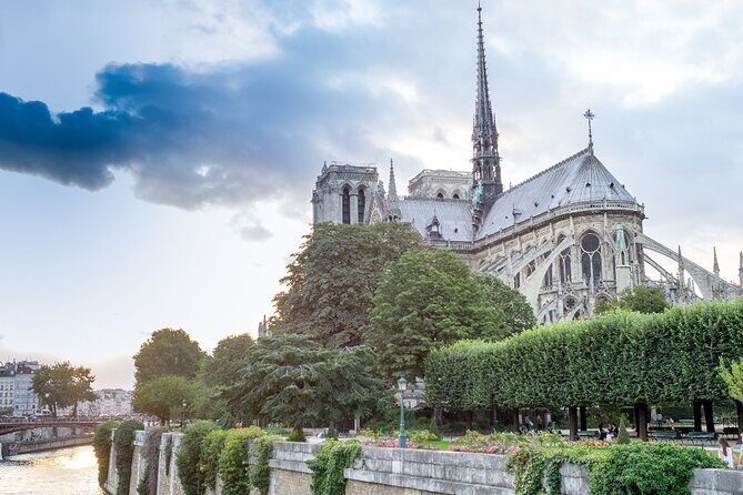 Historic Heart of Paris: Île de la Cité Walking Tour - How the guide shapes your experience: pacing, photos, and real answers