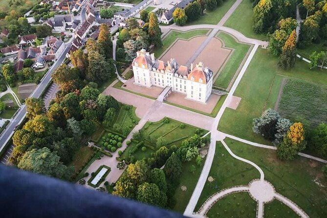 Hot air ballooning: Chambord, Blois, Chenonceau, Cheverny or Chaumont - Watching the Balloon Come Alive: Crew, Photos, and a Real Safety Briefing