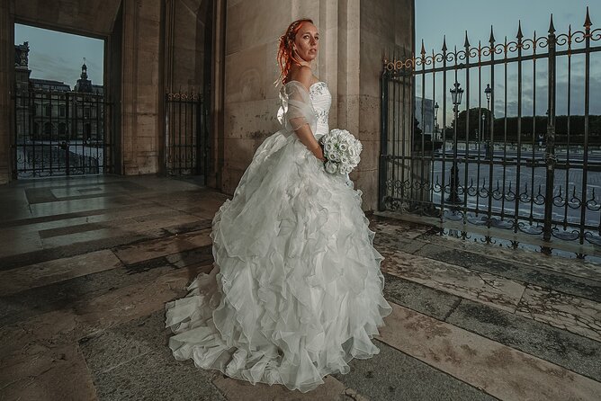 Iconic Portraits in an Exclusive Photoshoot at the Eiffel Tower - What you get: RAW photos plus 3 retouched images