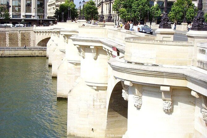 Île de la Cité Private 2h Tour with Latin Quarter & Seine River - The Seine cruise payoff: Louvre and Eiffel Tower from the water
