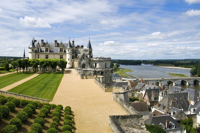 Incredible Loire castles tour with lunch and a vineyard visit - Paris-to-Loire Valley timing: why the 7:00 a.m. start matters