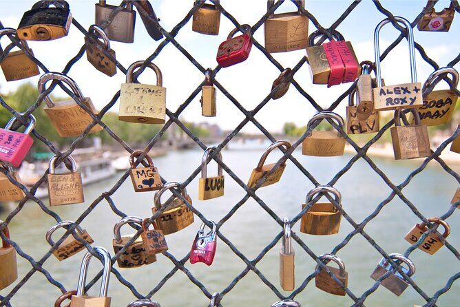 Kickstart Paris Private Tour. City Highlights for Newcomers - Pont des Arts: crossing the Seine without the crowds