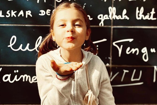 Kids/teens escape game in Montmartre - Le Mur des Je t’aime: a quick stop with character