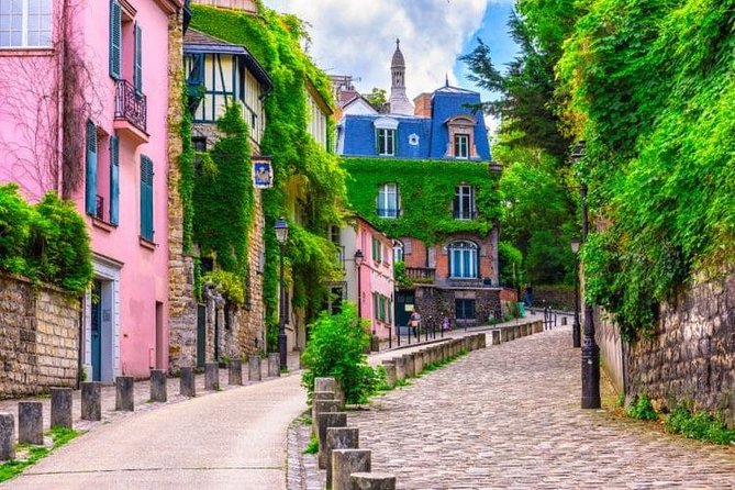 Kids/teens escape game in Montmartre - Place du Tertre: the charming square where art feels close