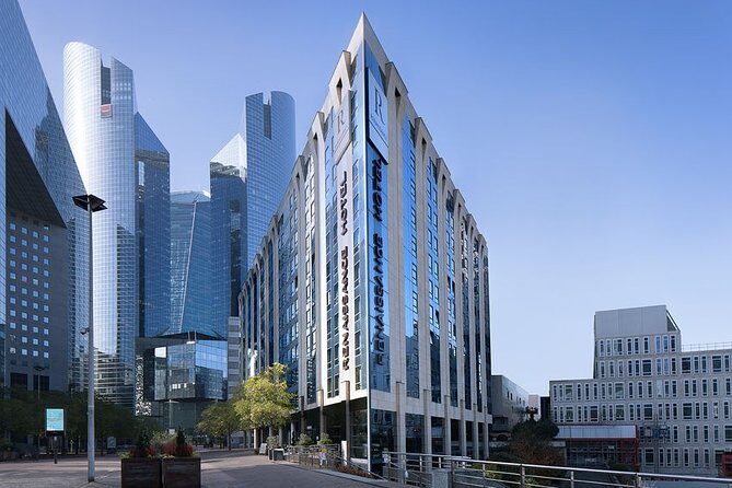 La Defense Private Transfer to Airport or Central Paris - Booking smart: how to avoid the common hiccups