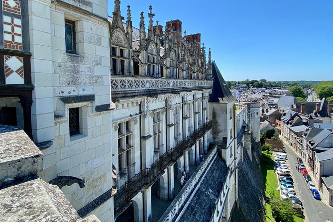 Live Guided Chenonceau, Chambord, Amboise Castles trip from Paris - Lunch in Amboise: pedestrian streets near the castle