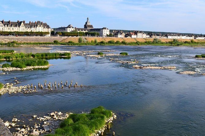 Loire Valley Castles and Wineries Private VIP Day Trip with Lunch - Michelin-star lunch with wine pairing that fits the day
