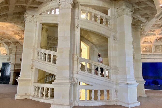 Loire Valley Castles Chenonceau Amboise & Da Vinci Small Group - Amboise lunch hour: your best shot at going local