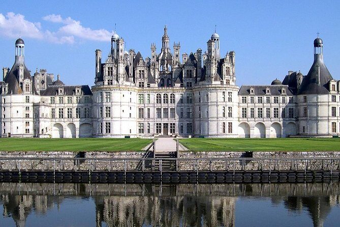 Loire Valley Castles Guided Day Trip from Paris in Minivan - Chambord: Renaissance Showpiece and the Double-Helix Staircase