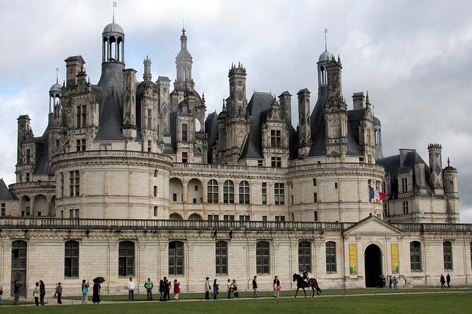 Loire Valley Castles VIP Private Tour: Chambord, Chenonceaux, Amboise - From Paris pickup to Loire River views: what the VIP format changes