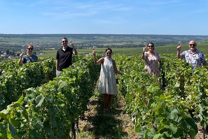 Loire Valley Chambord Castle and Wine Tasting from Paris - Amboise Lunch Break (90 Minutes): Walk the Streets, Choose Your Own Table