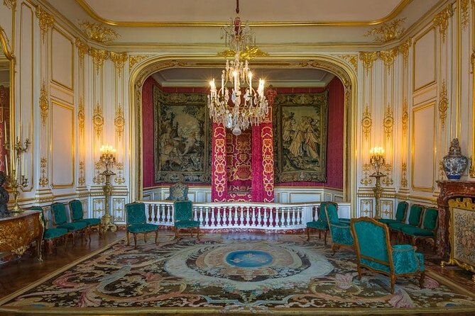 Loire Valley Chateaux from Paris Private Tour - Château Chenonceau: a Renaissance chateau with guided time in the gardens