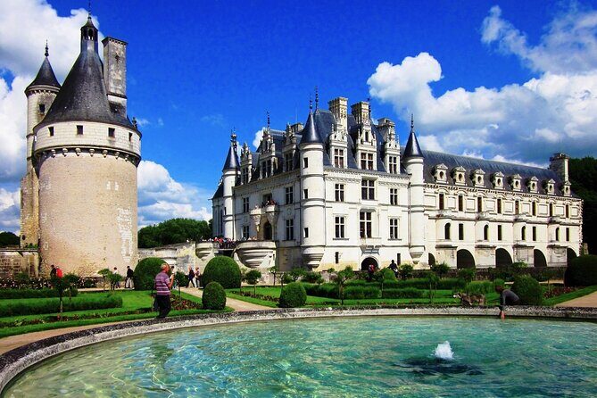 Loire Valley Royal Castles Guided Small group Day Trip from Paris - Amboise lunch break and Chateau Royal d’Amboise with Histopad