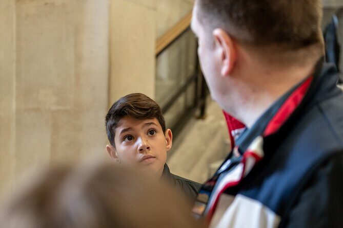 Louvre Museum : Kids-Friendly Private Tour with Entry Tickets - What your private guide does for kids (and what to expect)
