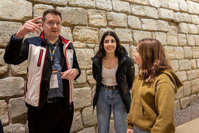 Louvre Museum : Kids-Friendly Private Tour with Entry Tickets - The 2-hour route through the Louvre permanent collection