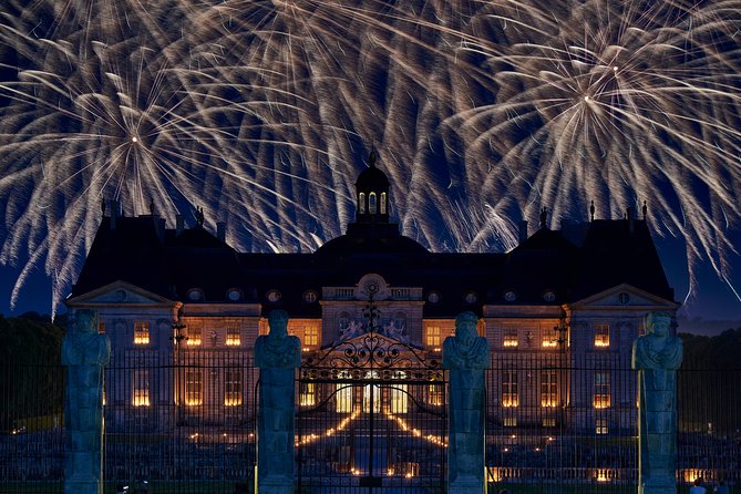 Luxury Evening Dining Experience at Chateau de Vaux-le-Vicomte - The golf cart moment: easy driving, big garden energy