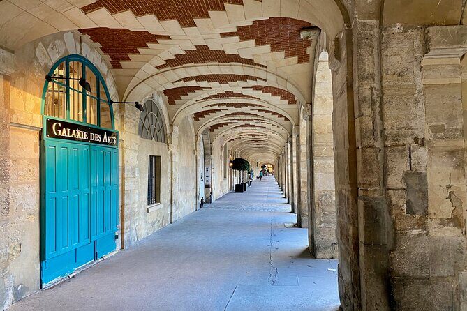 Marais HiddenTreasures, audioguided walking tour - Hôtel d’Aumont and the garden “painting” moment