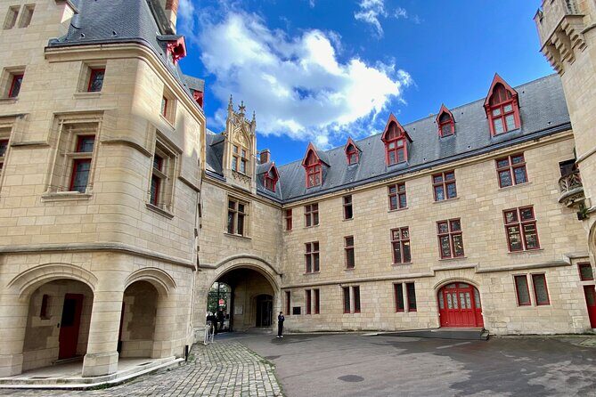 Marais HiddenTreasures, audioguided walking tour - Ending at Place des Vosges: set yourself up for the next step