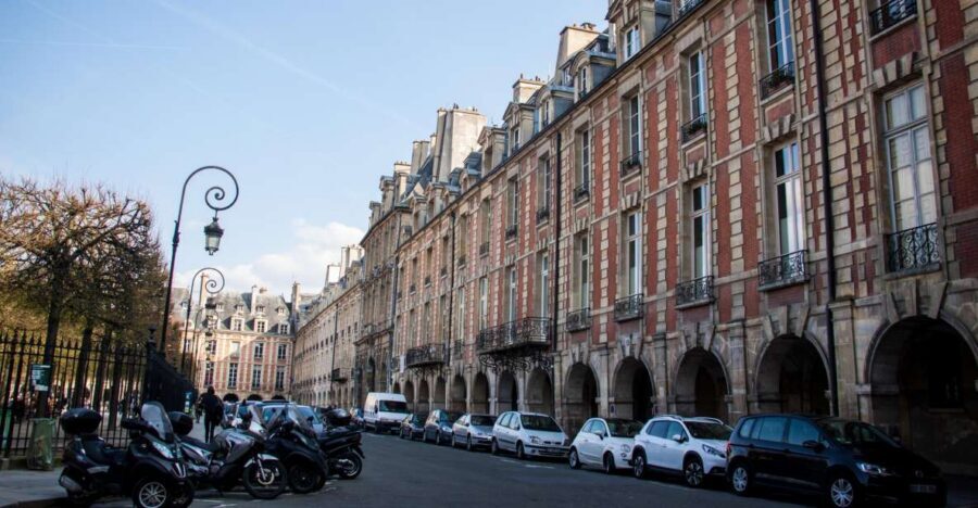 Marais Walking Tour: Lifestyle in Paris - Starting at Rue de Rivoli and Getting a Smooth 150-Minute Rhythm