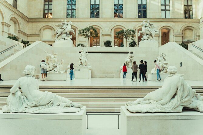 Mona Lisa and Treasures: Louvre Museum Experience 6-people Max - The guide effect: turning art into something you can follow