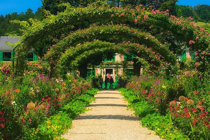Monet's Gardens & House-Private Giverny Tour From Paris - Getting out of Paris: pickup, comfort, and the road to Giverny