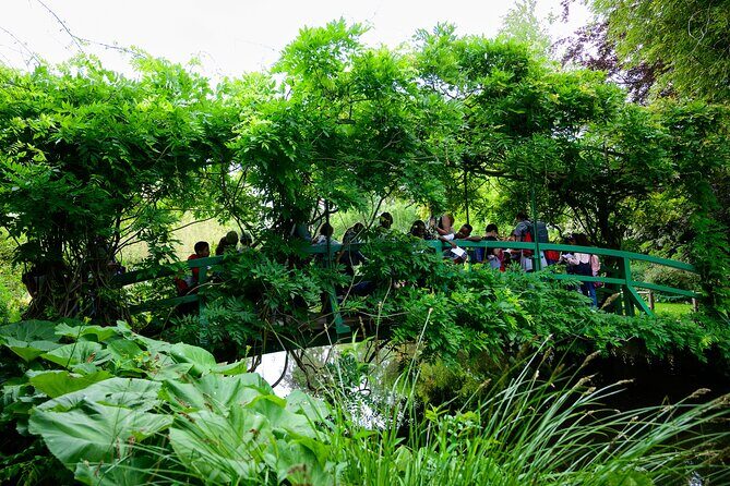 Monet's House and Garden & Giverny Village - The water lily pond and Japanese bridge: photo spots with real atmosphere