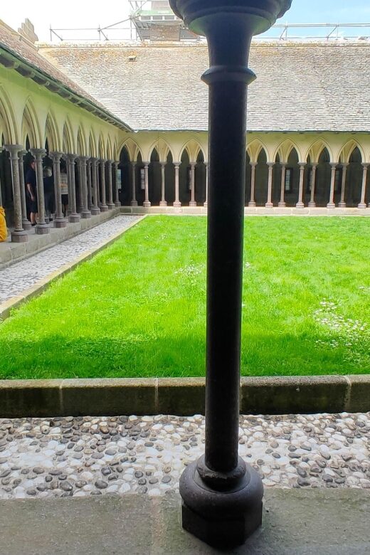 Mont-Saint-Michel: Private Guided Tour with Abbey Entrance - The 45-minute guided walk: cobblestones, story beats, and Romanesque clues