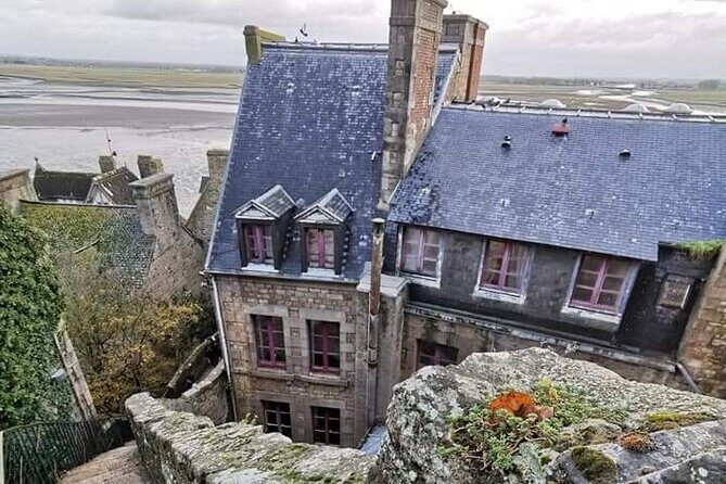 Mont Saint Michel Private VIP Tour with Champagne from Paris - Champagne in the vehicle: the small luxury that changes the day