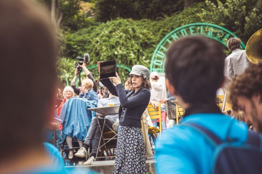Montmartre en chansons: tour with a professional singer - Anne-Sophie’s street singing: what makes the show work