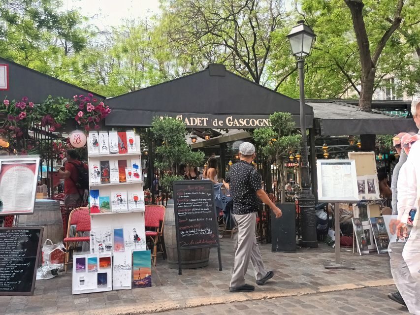 Montmartre: Guided Tour for Kids and Families - Carrousel + playground before the hill: a smart energy plan