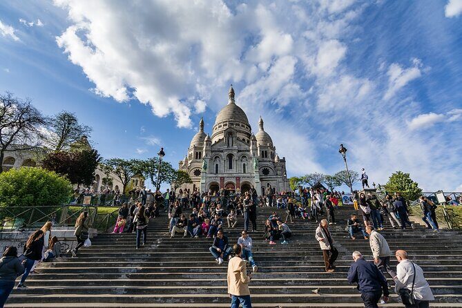 Montmartre guided walking tour with local guide in small group - Le Mur des Je taime: the Wall of Love in 20 minutes