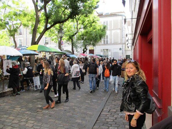 Montmartre guided walking tour with local guide in small group - Carrousel de Saint-Pierre: your start point and orientation