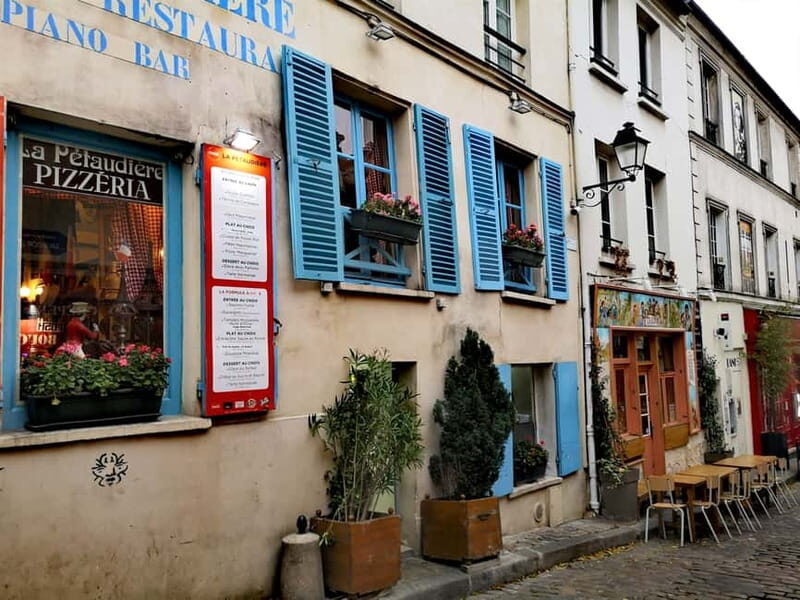 Montmartre : private family tour - Dalida statue and Square Suzanne Buisson: cultural stops without the grind