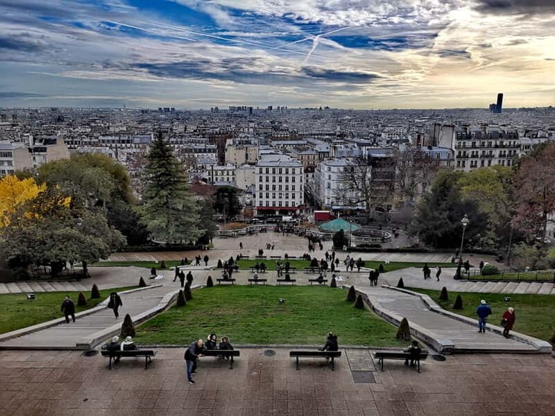 Montmartre : private family tour - Place du Tertre and Passage de Abbesses: where the art energy is obvious