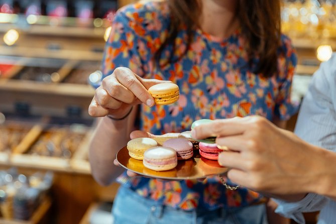 Montmartre Private Food Walking Tour With Locals: The 10 Tastings - Where you meet and how to plan your shoes for Montmartre