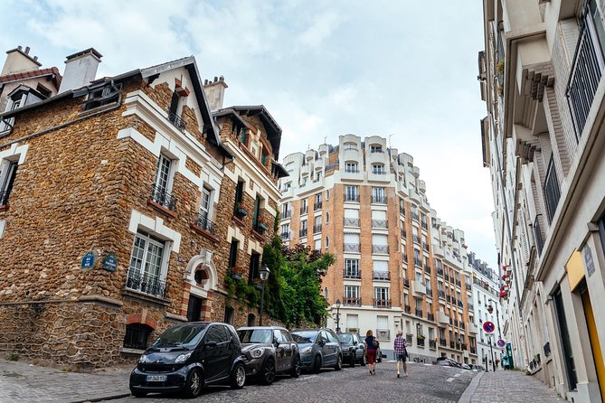 Montmartre Private Food Walking Tour With Locals: The 10 Tastings - Place du Tertre: culture breaks between bites