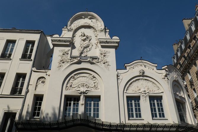 Montmartre Private Walking Tour - Moulin Rouge in Five Minutes: Famous Facade, Fast Orientation