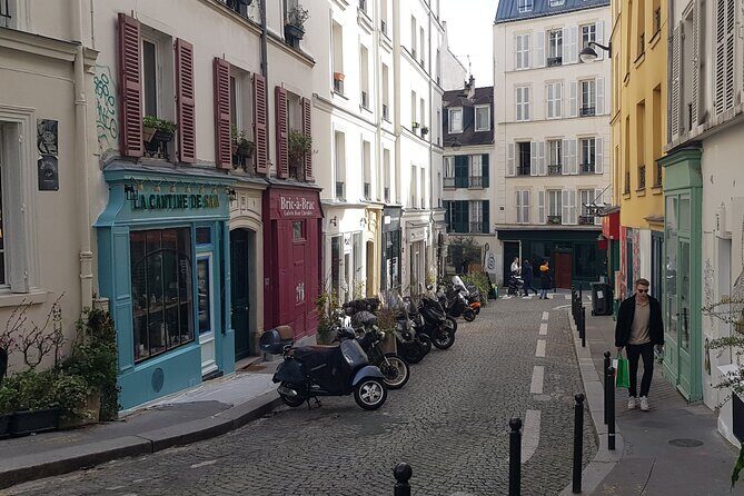 Montmartre Sacré Coeur and Moulin Rouge best shops and cafés - The Pink House and Picasso’s Favorite Stop