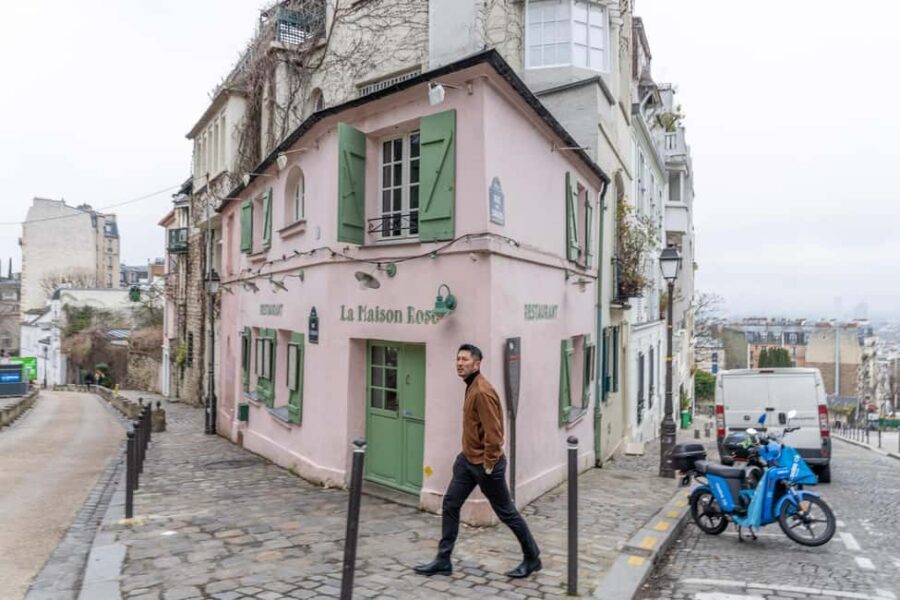 Montmartre Sacre Coeur area photoshoot by Paris photographer - Who this Montmartre photoshoot fits best